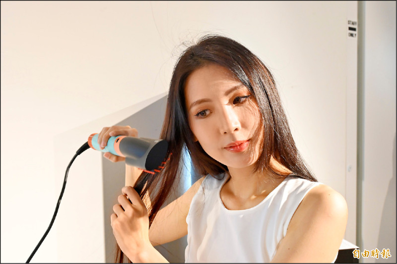 Dyson Airwrap i.d.智能多功能造型器可同時完成吹乾、捲髮與順直等造型,節省整髮時間。(記者黃肇祥攝)