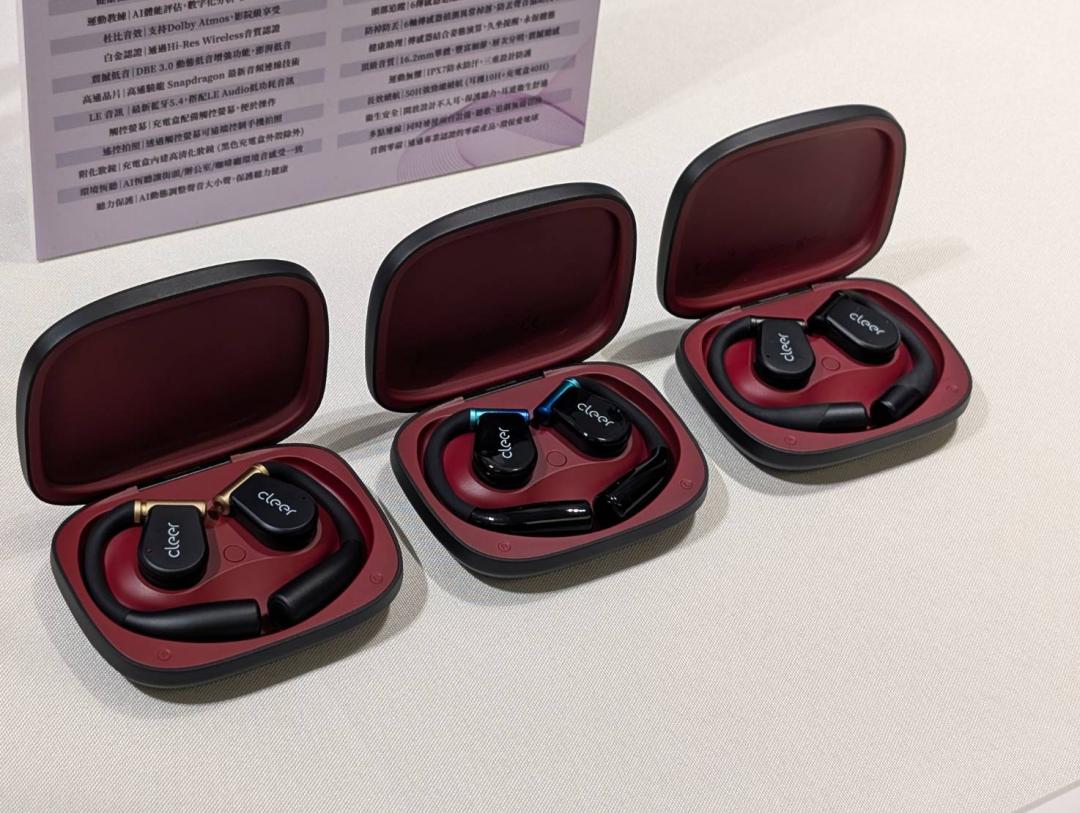 從左至右依序為Arc 3 音樂版 Pro（售價8,380元）、Arc 3 Max（售價10,780元）、Arc 3 運動版 Pro（售價8,380元），即日起至12月31日開放預購，預計明年2月上旬開賣。（圖／記者黃肇祥攝）