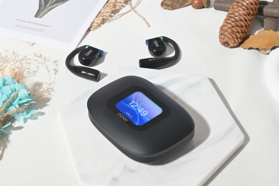 三款旗艦級 Arc 3 系列耳機都搭配有螢幕的充電盒，可以即時調整耳機與音樂設定，還內建UV紫外線的消毒燈，協助確保耳機清潔。（圖／記者黃肇祥攝）