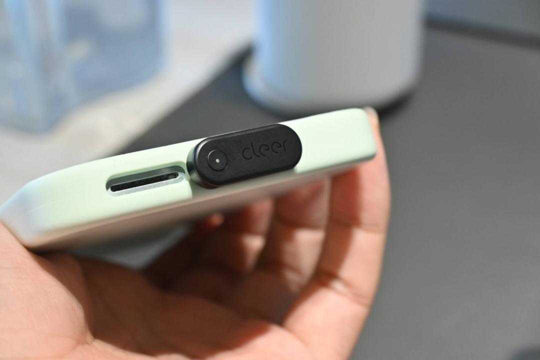 Cleer ARC 3 Max 有提供一組 USB 收發器，能夠最大程度降低連線的延遲，似乎手遊玩家使用。（圖／記者黃肇祥攝）