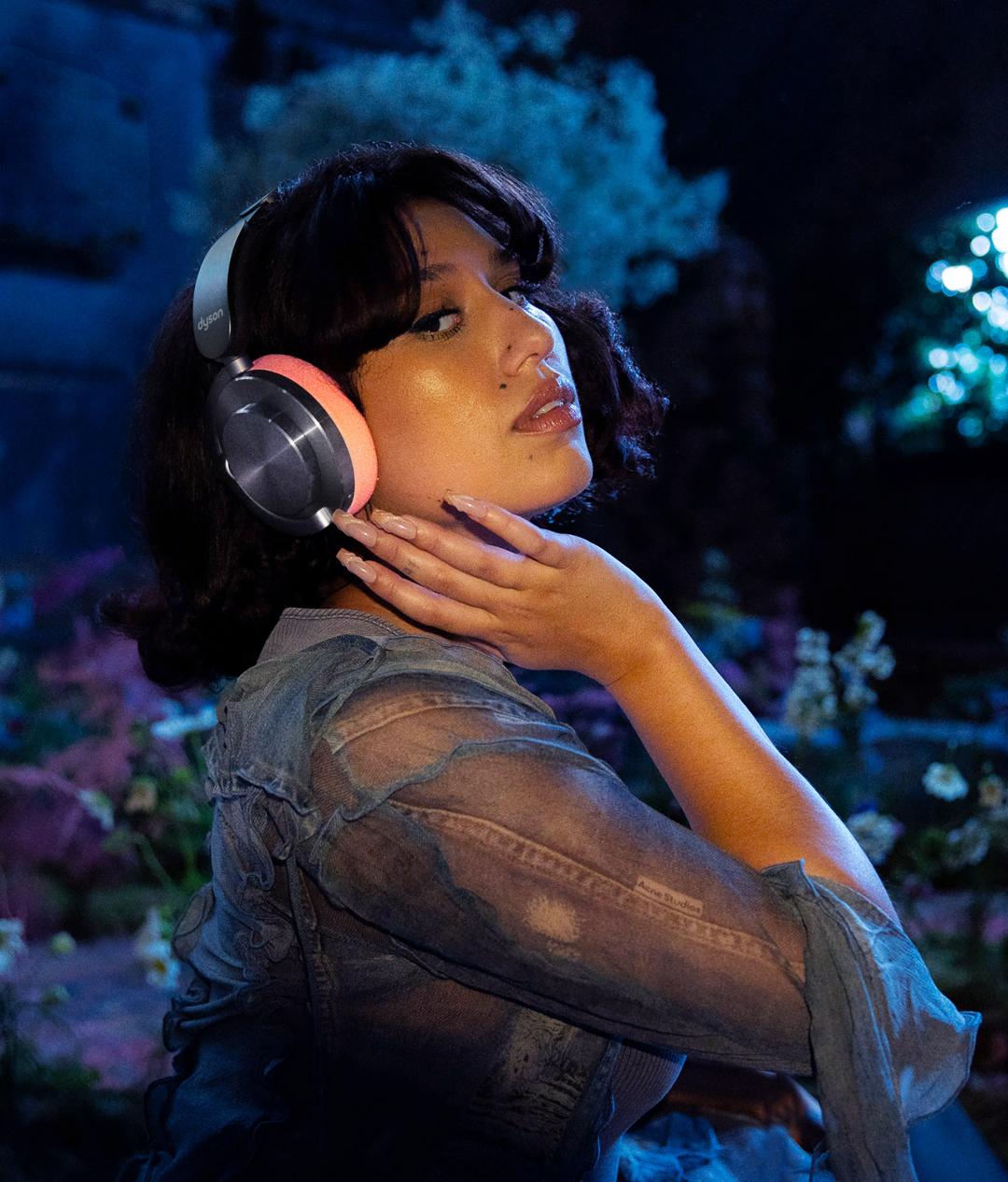 Dyson也找來英國創作歌手RAYE為OnTrac耳機代言。OnTrac耳機，16,900元。