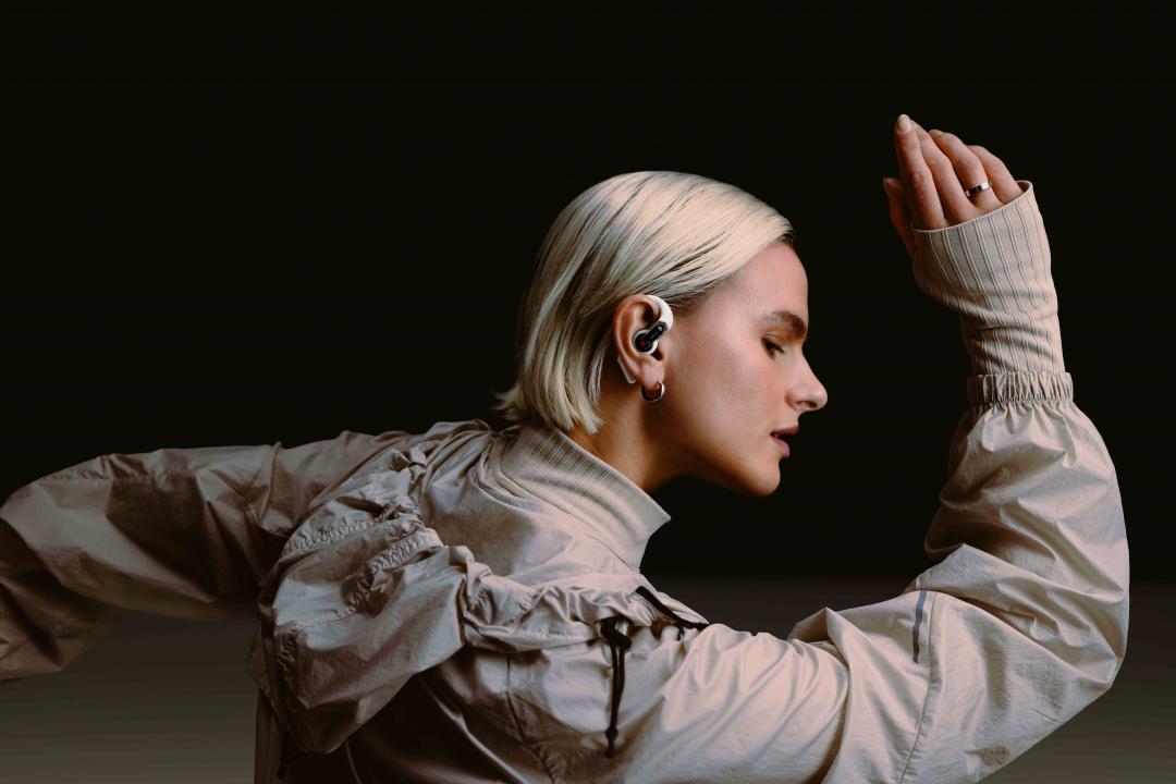 Nothing Ear（open）會通過後方音孔發出反向聲波，來解決開放式耳機常見的漏音問題，5,690元。