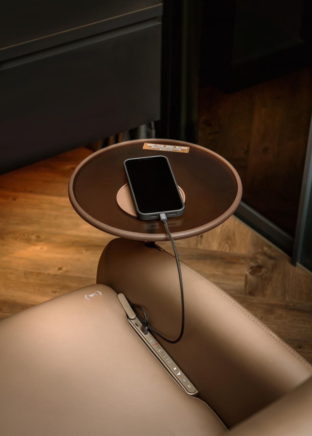 在扶手旁邊有設計 NFC 感應區,輕觸就能立即開啟 OSIM App 進行客製化調整,還有 Type-C 提供充電或是外接其他電子產品。(圖/OSIM)