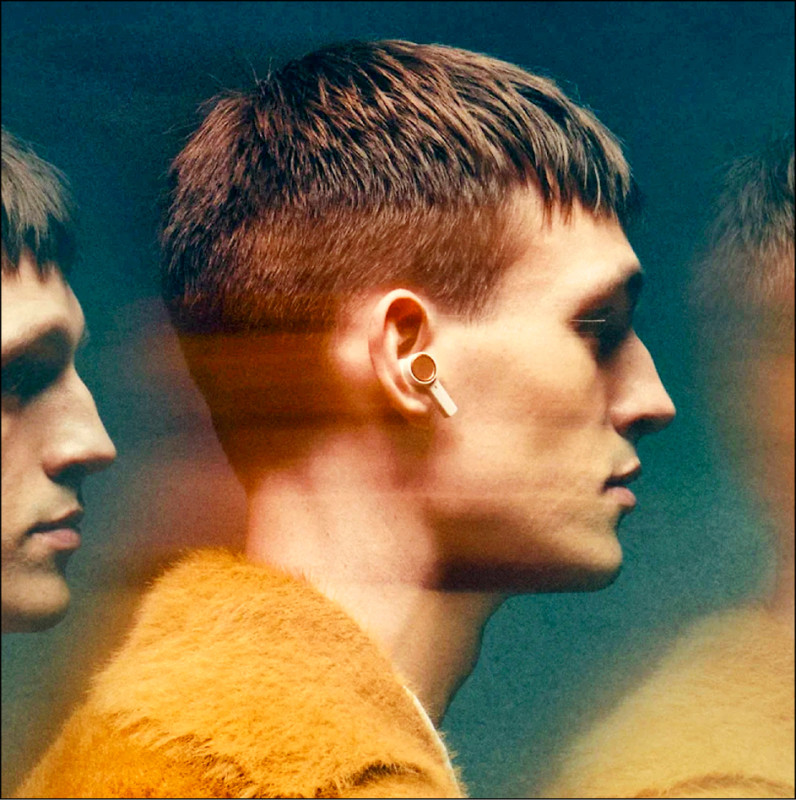 Bang & Olufsen全新Beoplay Eleven星光銀即日起在台上市，古銅金則預計在2025年2月開賣，各17,900元。（翻攝Bang & Olufsen官網）