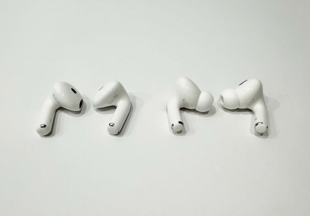 蘋果AirPods 4主動降噪版（左）外型跟AirPods Pro 2（右）比一比。（圖／記者吳佩樺攝）