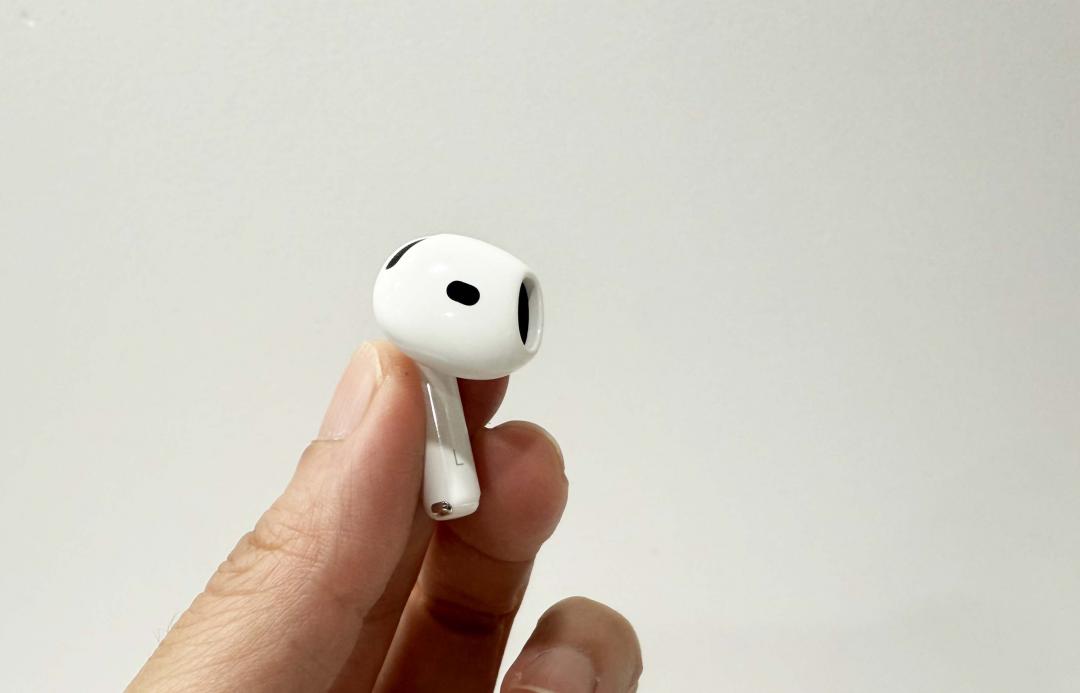 具備半入耳式設計，配戴舒適。（圖／記者吳佩樺攝）