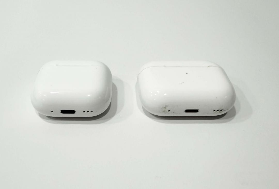 蘋果AirPods 4主動降噪版充電盒（左）十分迷你。（圖／記者吳佩樺攝） 