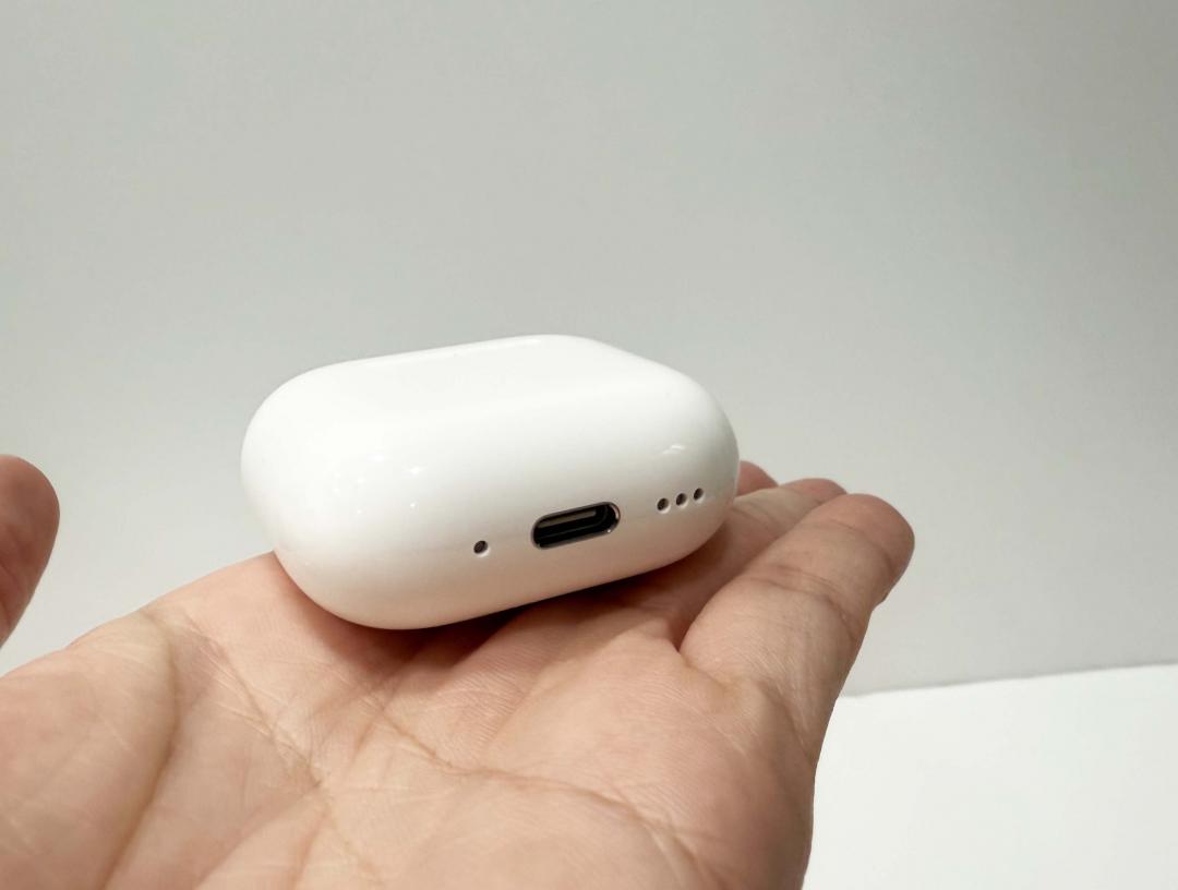 充電盒採用USB-C充電，也支援無線充電。（圖／記者吳佩樺攝）