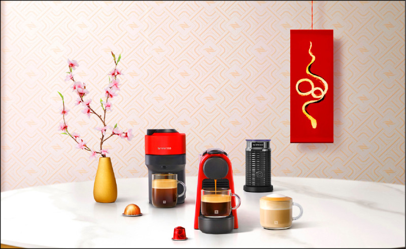 Nespresso推出新春優惠,全系列膠囊咖啡機2,990元起。Original系列Essenza Mini咖啡機(中)、Vertuo POP咖啡機(左)。