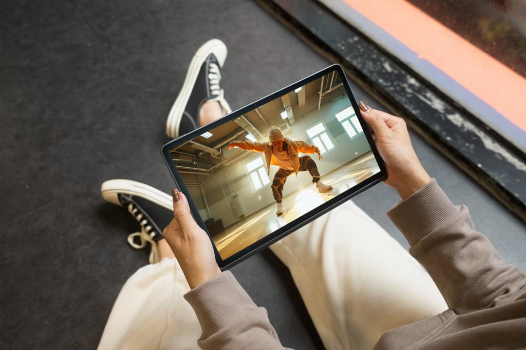 平板相較
估價收購筆電具備高續航力優勢，不用一直擔心充電問題。圖為Lenovo Tab Plus。