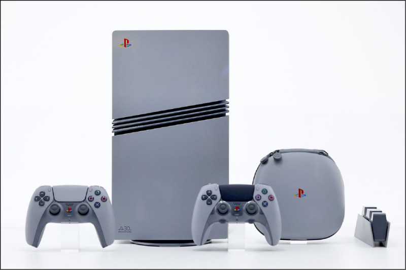 購買Sony PS5主機並參加登記抽獎,有機會獲得PlayStation 5三十週年限定版主機。(彭博)