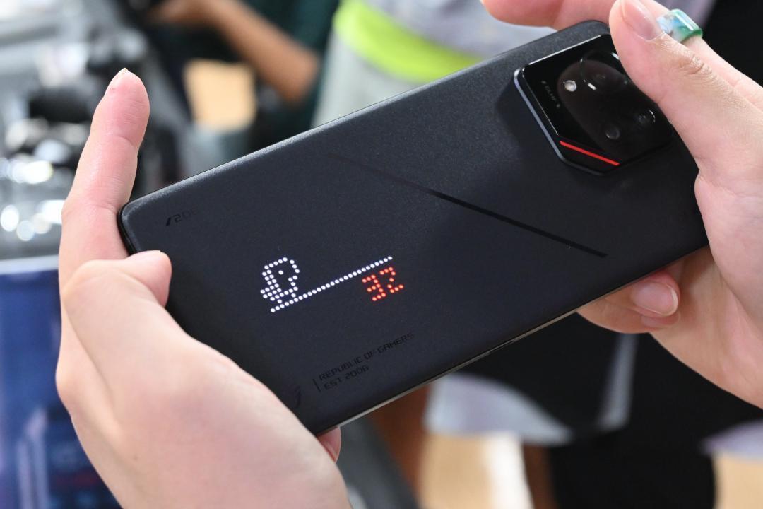 此為 收購手機rog Phone 9（圖／記者黃肇祥攝)