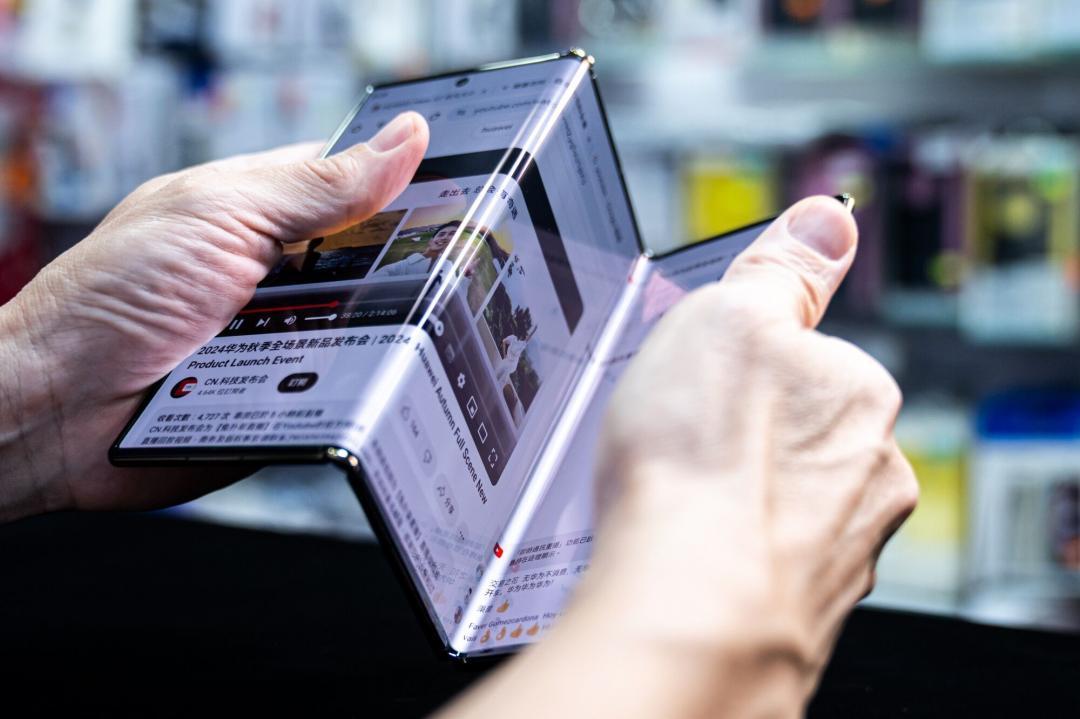 華為Mate XT是採用一內一外的摺疊設計。（圖／路透社）