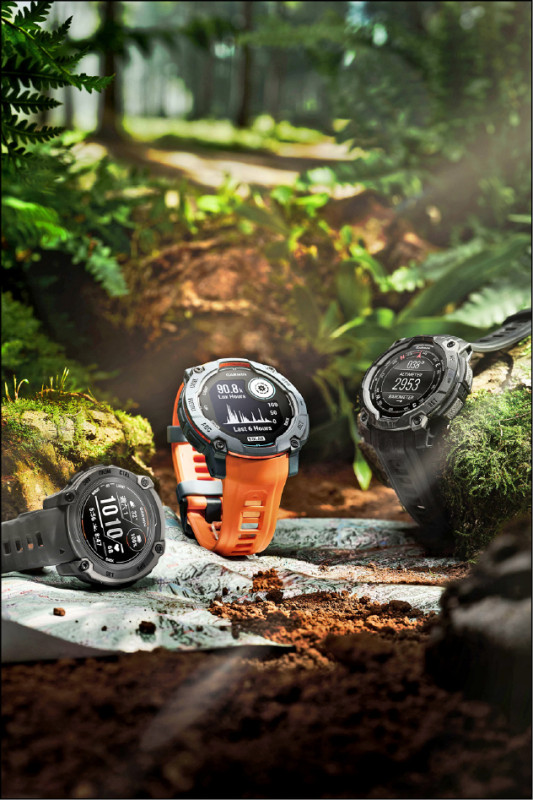 Garmin Instinct 3 AMOLED(右)、Instinct 3 SOLAR(中)皆提供45mm與50mm兩種尺寸,售價分別14,990元起與13,990元起。Instinct E(左)則有40mm與45mm兩種尺寸,各9,990元。