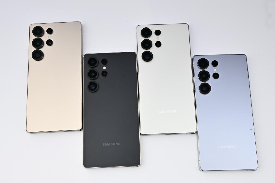 S25 Ultra有鈦灰、鈦空藍、鈦銀和鈦黑4色。（圖／記者胡舜祥攝）