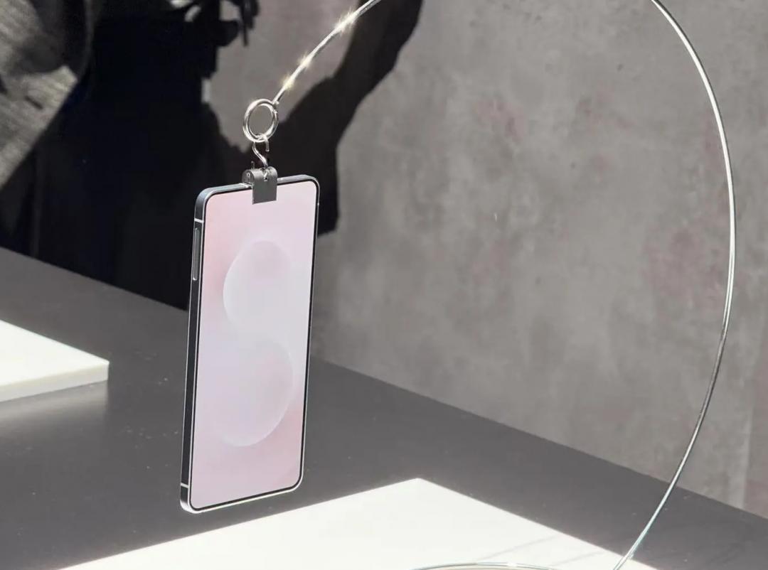 三星展示了S25 Edge,但沒有開放體驗。(圖/翻攝直播)