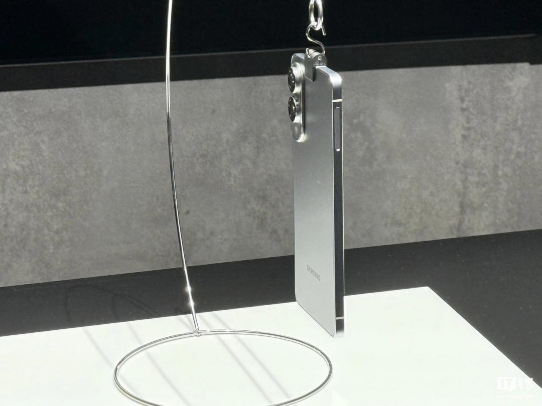 S25 Edge的實際設計曝光。(圖/翻攝直播)