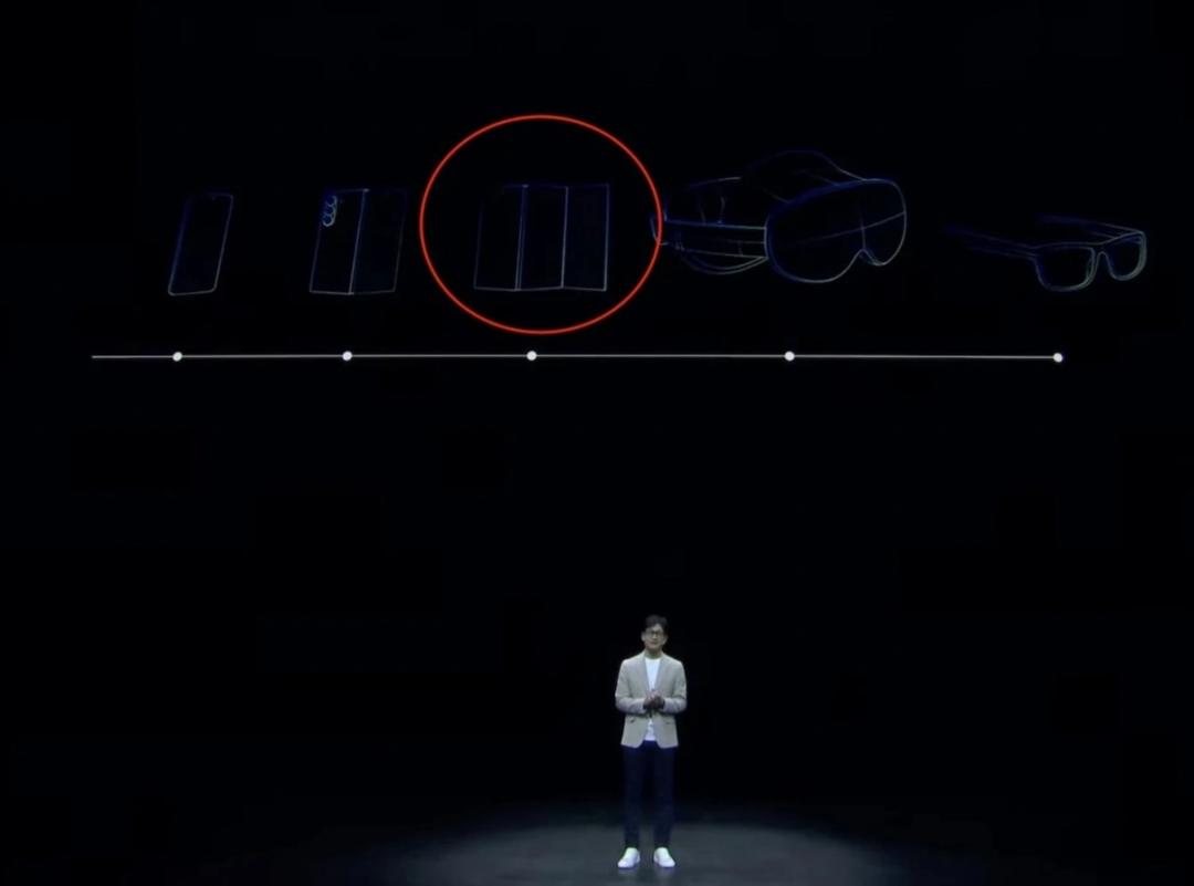 外媒眼尖發現,三摺手機悄悄出現在發表會上。(圖/翻攝直播)