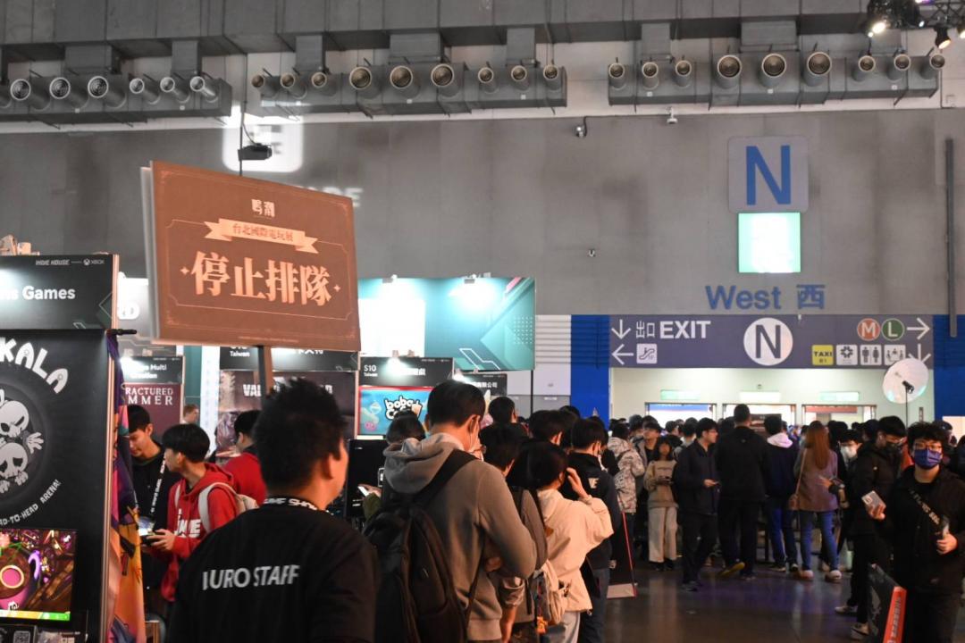 《鳴潮》堪稱本次排隊人龍最長的攤位,甚至在開放入場後不到一個小時,就停止排隊。