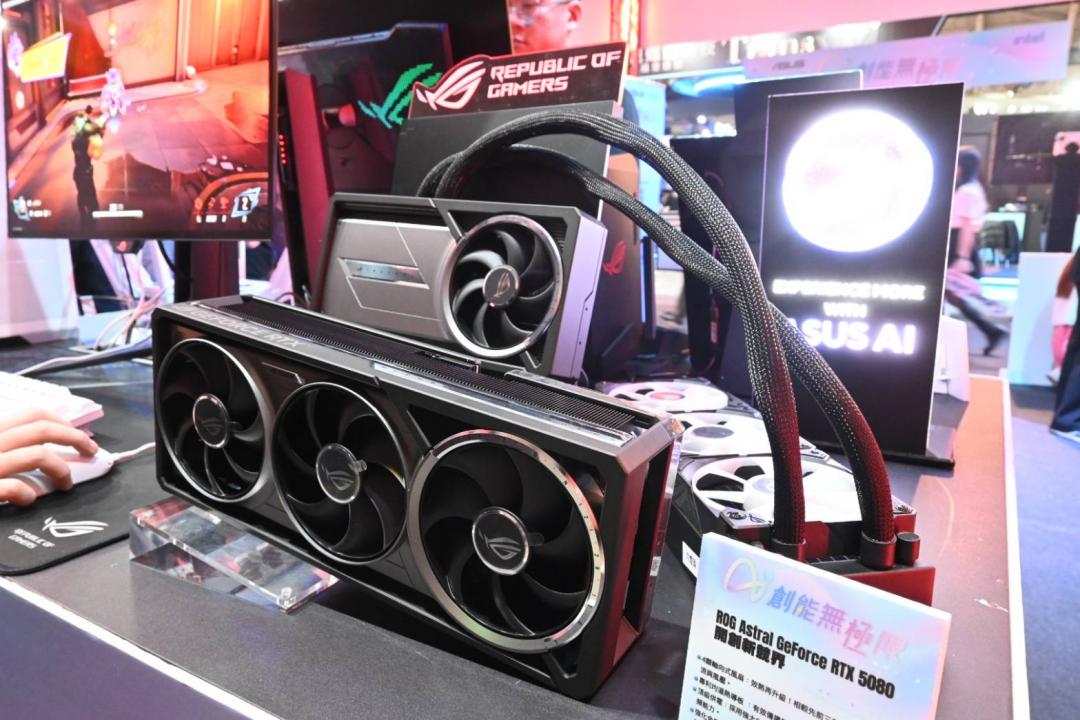 華碩展出自家版本的RTX5080顯示卡。
