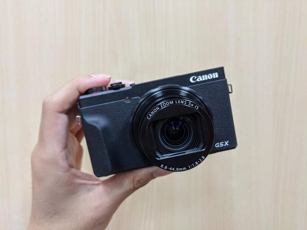 此為 G5 X Mark II。撇除針對影音拍攝強化的 PowerShot V10，收購相機Canon 上一次推出 PowerShot 隨身相機已經是 2019 年的 G5 X Mark II、G7 X Mark III。（圖／記者黃肇祥攝）