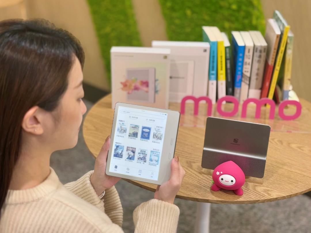 momo電子書閱讀器momoBOOK提供黑白、彩色兩種機型,早鳥預購價分別為5,999元、6,999元,可於momo購物網購買。