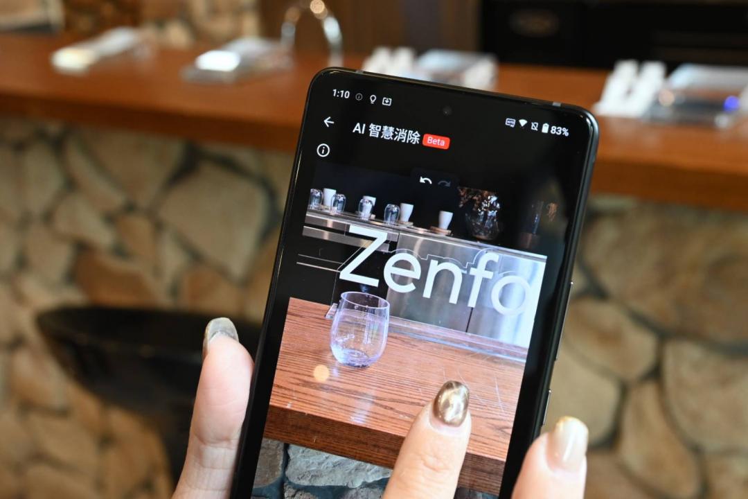Zenfone 12 Ultra 支援 AI 智慧消除功能,可以將照片裡的雜物去除。