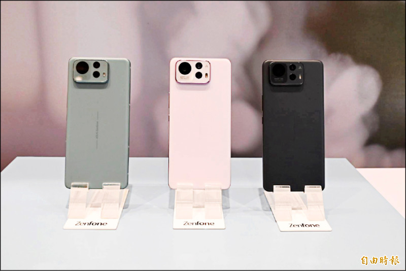Zenfone 12 Ultra主鏡頭搭載最新的Hybrid雲台4.0技術，可在拍攝影片時修正正負五度的晃動，有助畫面穩定。提供冷衫綠（左起）、櫻花白、檀木黑三色選擇。（記者黃肇祥攝）