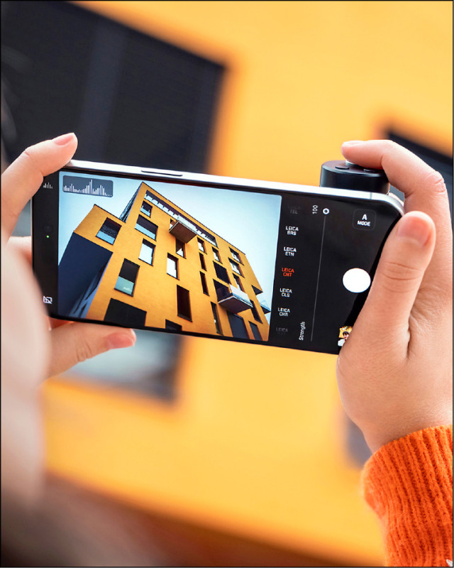 手柄上附有多顆實體按鍵，方便使用者即時調整功能與拍攝數值。需要注意的是，具備MagSafe技術的iPhone型號，才能和手柄配對使用。