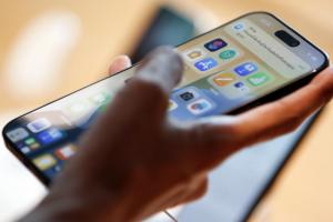 該升級iOS 18.3.1嗎？iPhone續航實測出爐這機型大增1小時