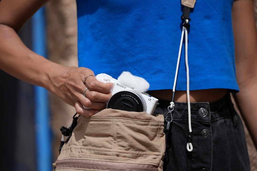 便攜型Vlog相機方便攜帶，可隨時隨地捕捉精采畫面，圖為Sony ZV-E10 II。