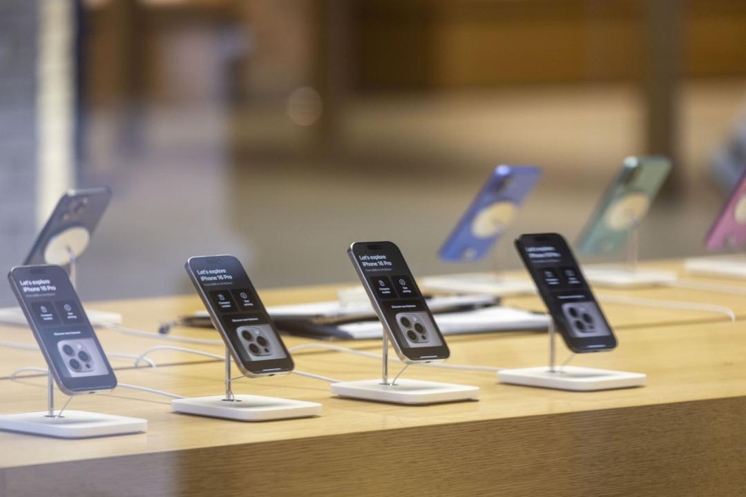 分析師透露，拆封手機收購iphone 17系列的有線充電速度可能不會有重大升級。（圖／彭博社）