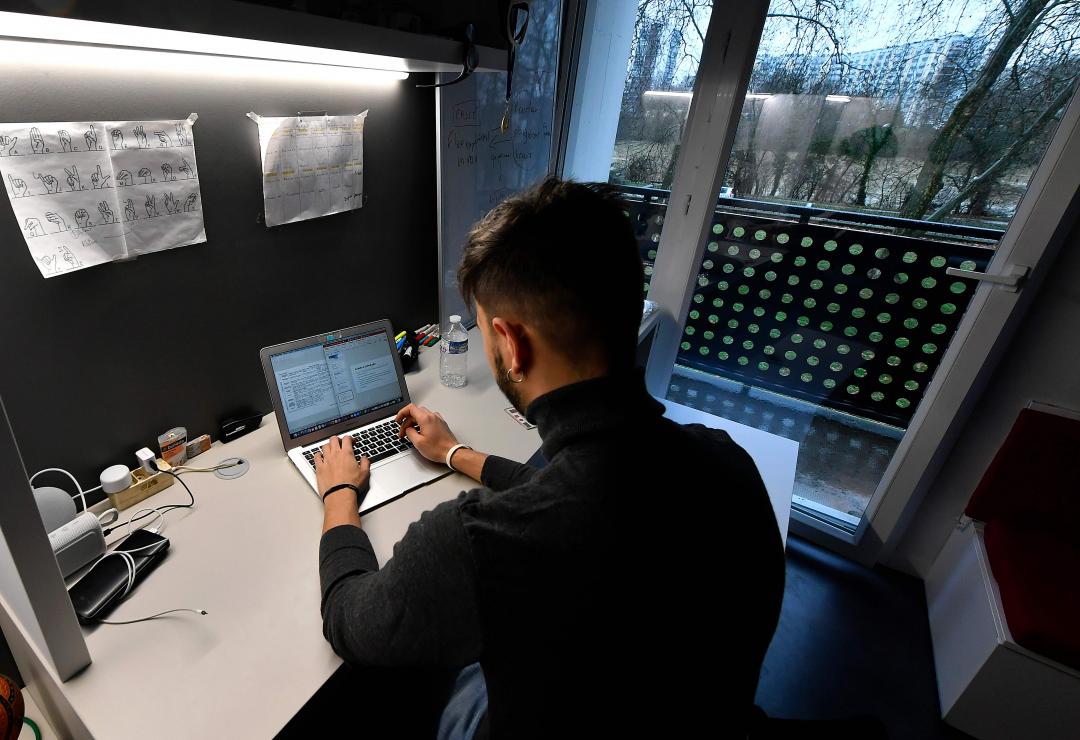 AI工具的加入，改變人們工作與學習的方法，能用更有效率的方式進行。（法新社）