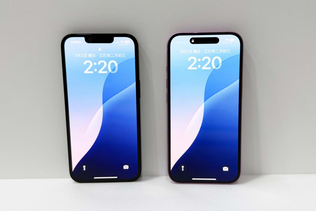 iPhone 16e（左）為劉海螢幕，iPhone 16（右）具備動態島。（圖／記者吳佩樺攝）