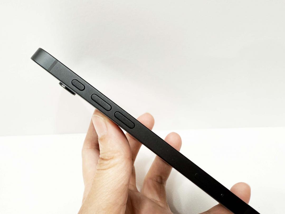 iPhone 16e機身設置動作按鈕，可自訂成視覺智慧快捷鍵。（圖／記者吳佩樺攝）