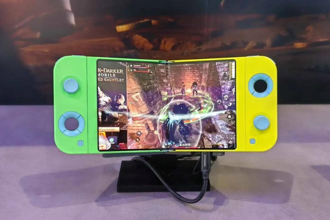 三星在2025 MWC首度展示摺疊遊戲掌機，此僅為概念原型機。（圖／翻攝網路）