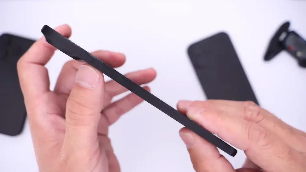根據測量iPhone 17 Air模型機,機身厚度僅5.6mm。(圖/翻攝網路)