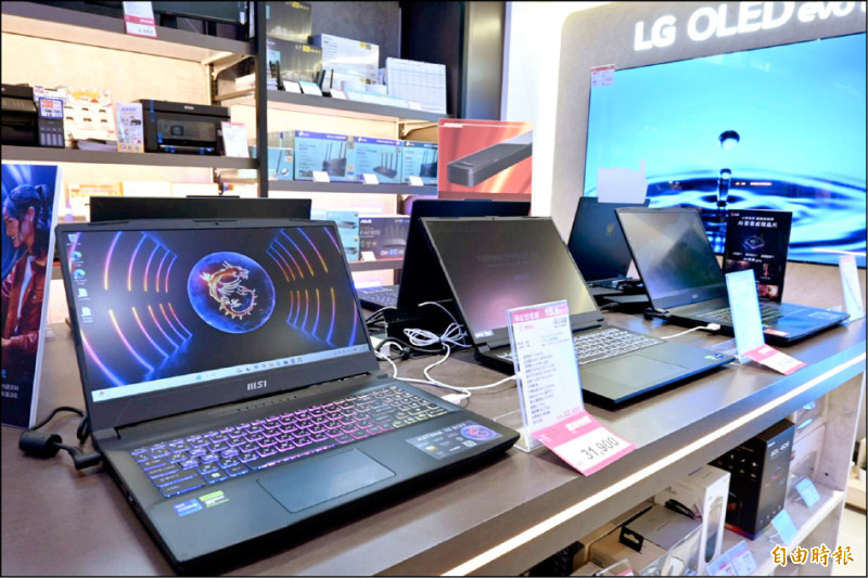多款筆電、桌上型電腦最低73折起，包括電競筆電、AI筆電等多種機型。（記者黃肇祥攝）