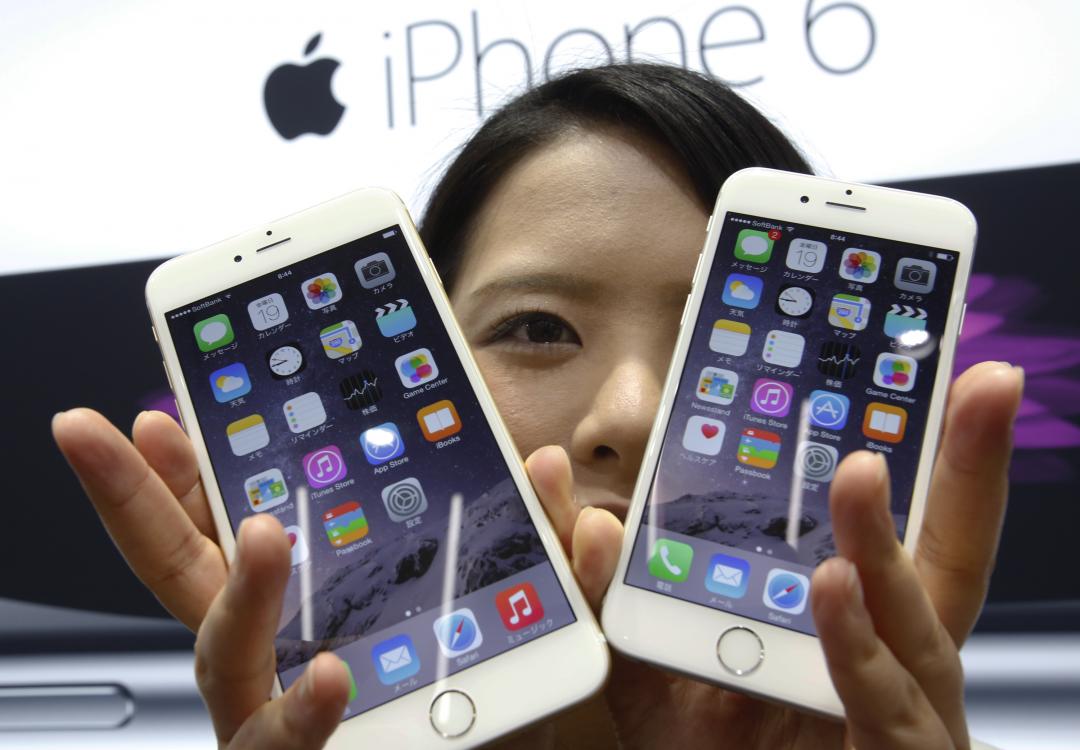 2014年推出的iPhone 6 Plus曾爆發「彎曲門」事件。(圖/美聯社)