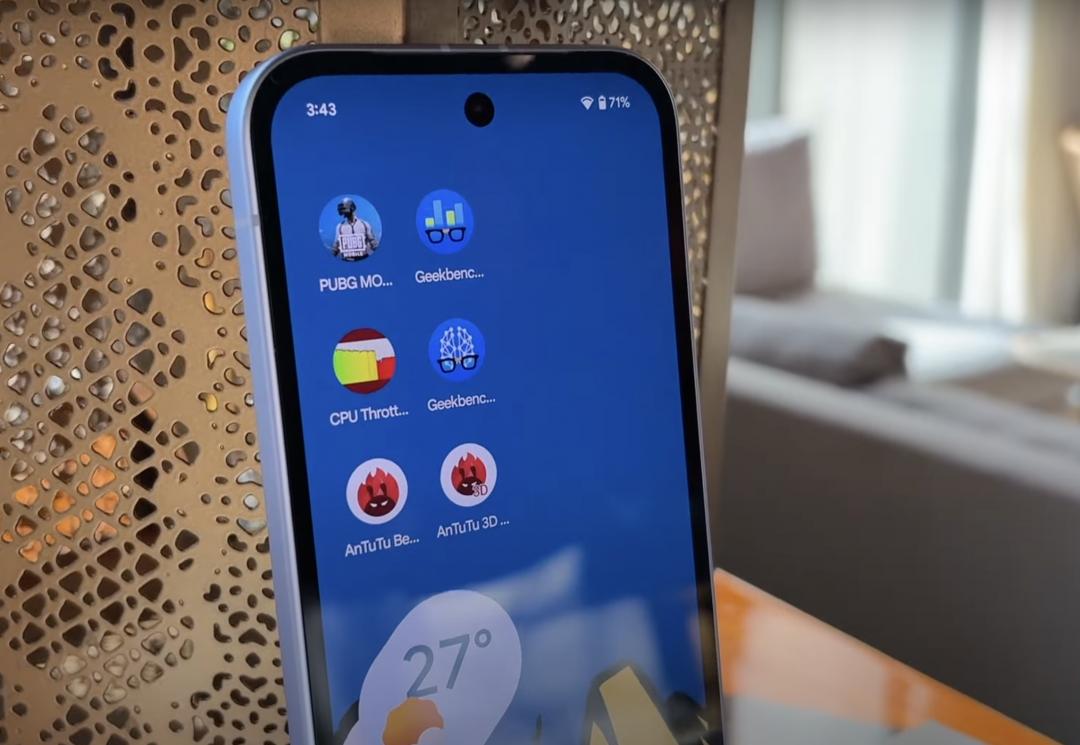 不少網友認為超粗的螢幕邊框很醜。（圖／翻攝YT）