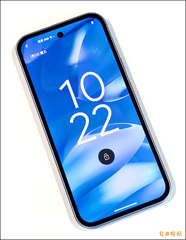 全新Pixel 9a手機採用抗刮的Actua螢幕,也具有IP68防水防塵保護,確保手機耐用性。(記者黃肇祥攝)
