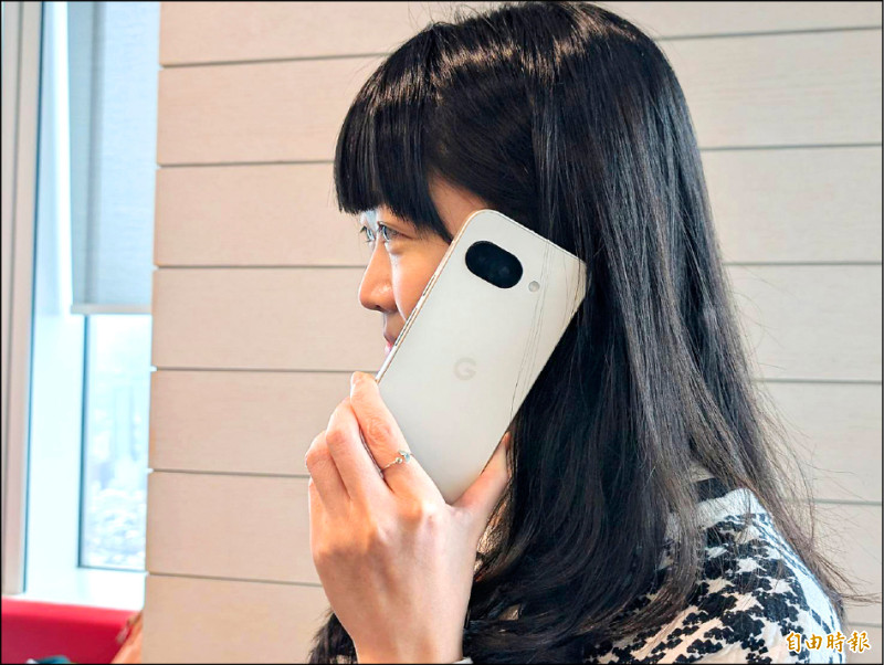 Pixel 9a支援Gemini Live功能,就算使用者中途切換話題或打斷回答,AI也能順暢回應。(記者黃肇祥攝)