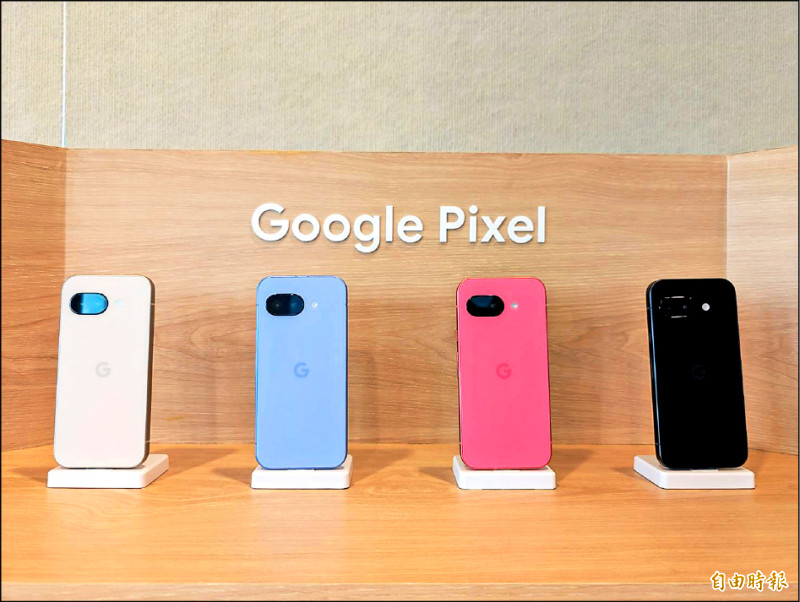 Google Pixel 9a背蓋採用不沾指紋的磨砂材質，Google強調是以81%再生塑膠料打造，兼顧環保理念。左至右依序為：陶瓷米、鳶尾紫、莓果粉與曜石黑。（記者黃肇祥攝）