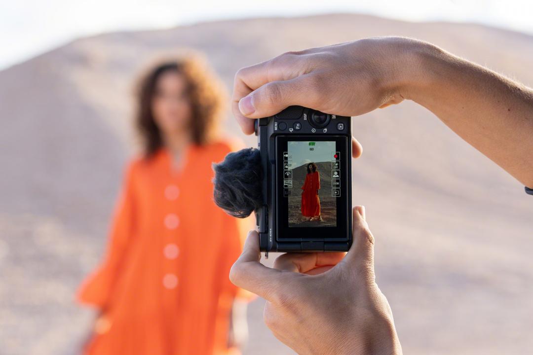 ZV-E10 II針對社群平台設計直式操作介面，各種格式拍攝都能設定。