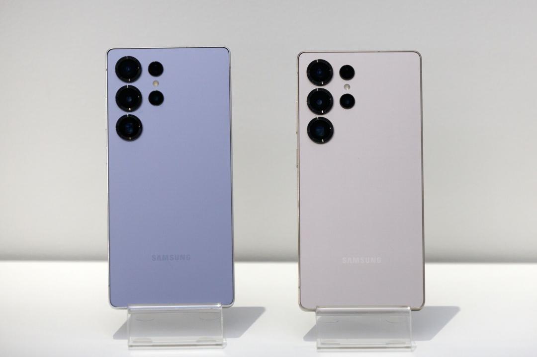 三星Galaxy S25系列內建AI翻譯功能，能在旅途中協助交流，27,900元起。（彭博社）