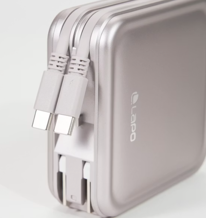 LaPO WT-08自帶兩條充電線，可同時供電兩台設備，外出也不必多帶線材，1,980元。