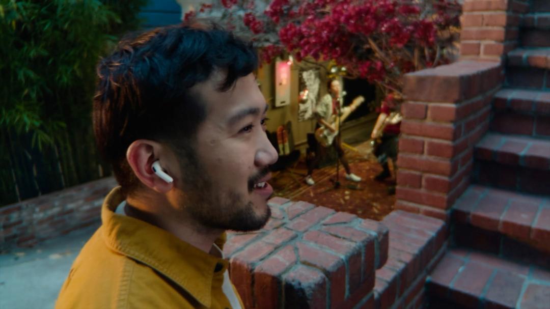 搭載H2晶片的AirPods 4支援語音隔離功能，確保清晰的通話品質。