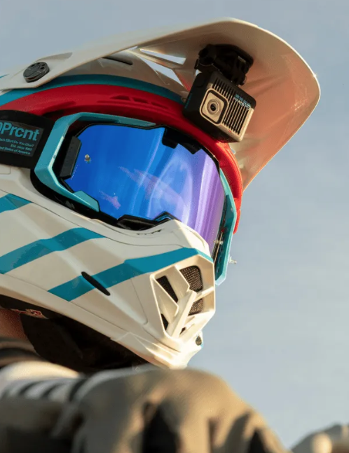 可藉由配件將GoPro相機掛在頭盔、背包上進行攝影，讓用戶騰出雙手專注於運動或旅行之中。