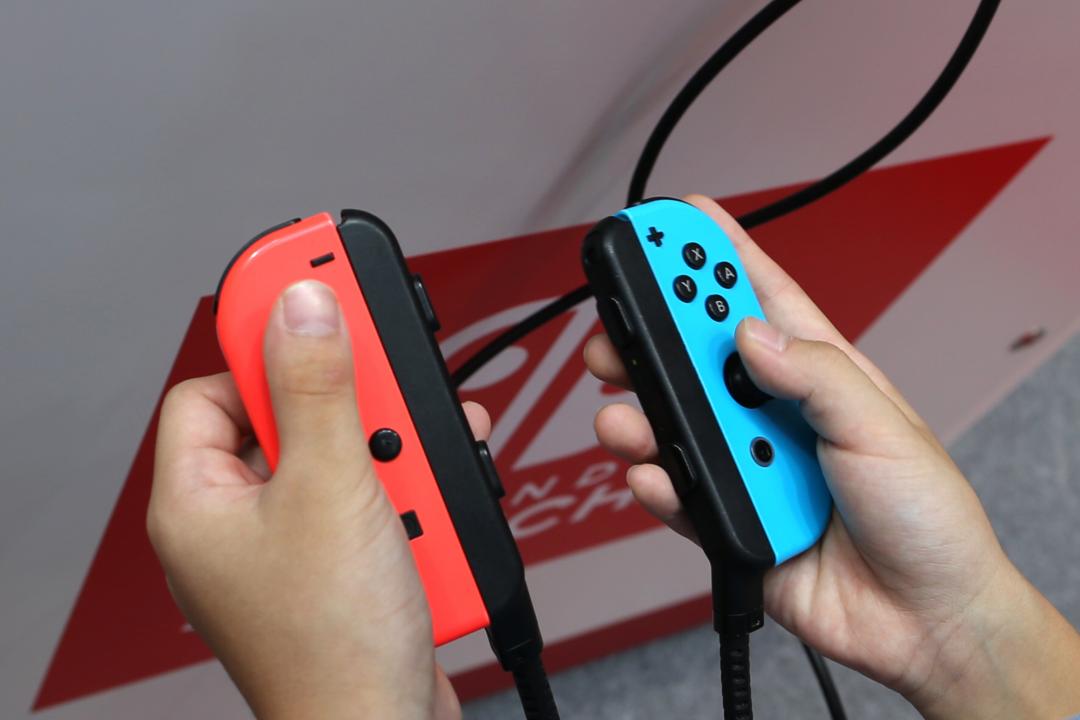 Switch搭載的Joy-Con搖桿不僅支援體感操控，還可以一分為二用來雙人對戰，一台主機提供多種玩法。（彭博社）