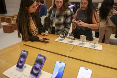擔憂手機價格飆漲!蘋果門市爆發 iPhone「恐慌性搶購」 擔憂手機價格飆漲!蘋果門市爆發 iPhone「恐慌性搶購」